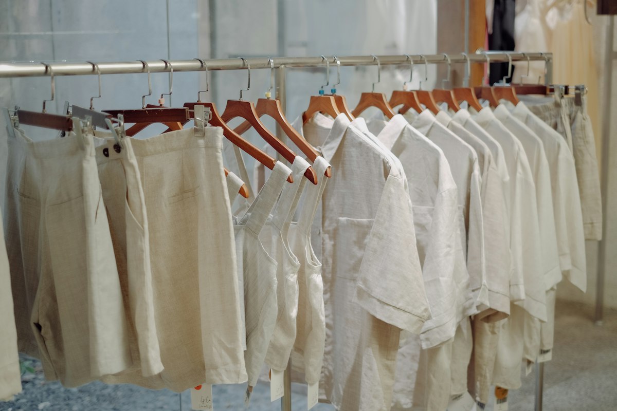 Pantalones anchos de lino colgados en el perchero